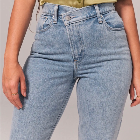 Abercrombie & Fitch Curve Love 90s Straight Ultra High Rise with Cross Over - Picture 6 of 6